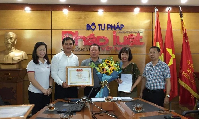 Thứ trưởng Bộ Xây dựng Lê Quang Hùng trao Bằng khen của Bộ trưởng Bộ Xây dựng cho tập thể Báo Pháp luật Việt Nam.