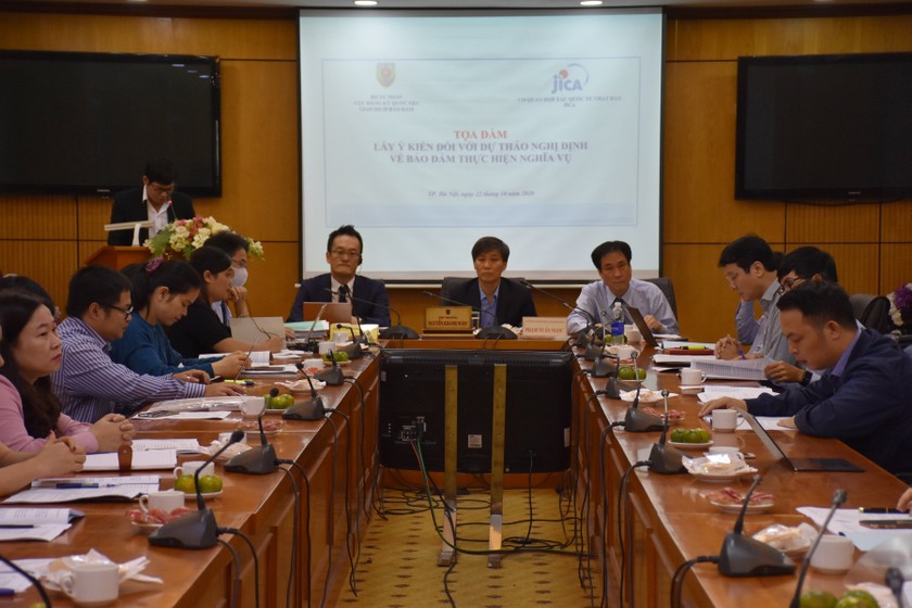 Thứ trưởng Bộ Tư pháp Nguyễn Khánh Ngọc (giữa) chủ trì Toạ đàm.