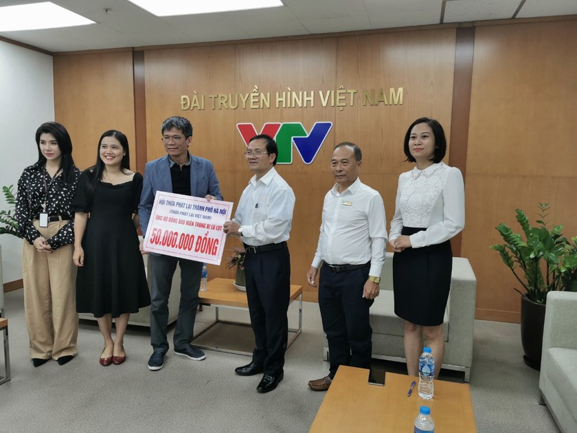Hội Thừa phát lại TP Hà Nội trao tiền ủng hộ đồng bào miền Trung