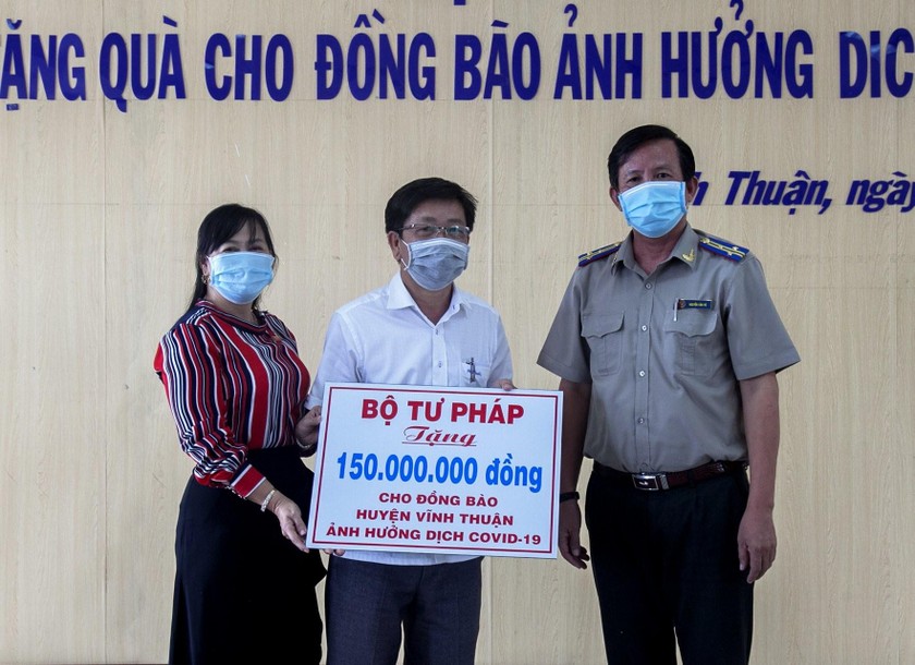 Bộ trưởng Bộ Tư pháp giúp đỡ người dân Kiên Giang gặp khó khăn do dịch bệnh COVID-19