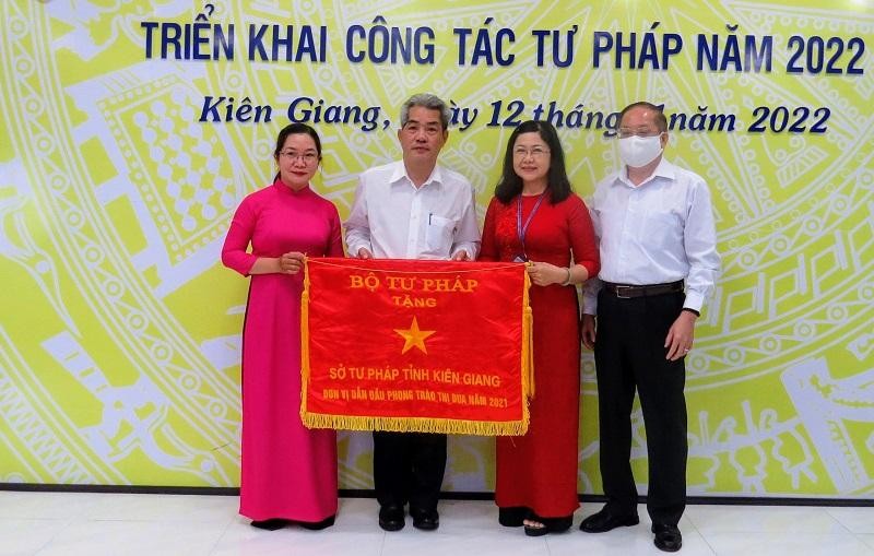 Ông Vũ Quốc Doanh (bìa phải), Phó Cục Trưởng Cục công tác phía Nam, Bộ Tư pháp trao Cờ thi đua của ngành Tư pháp cho lãnh đạo Sở Tư pháp Kiên Giang