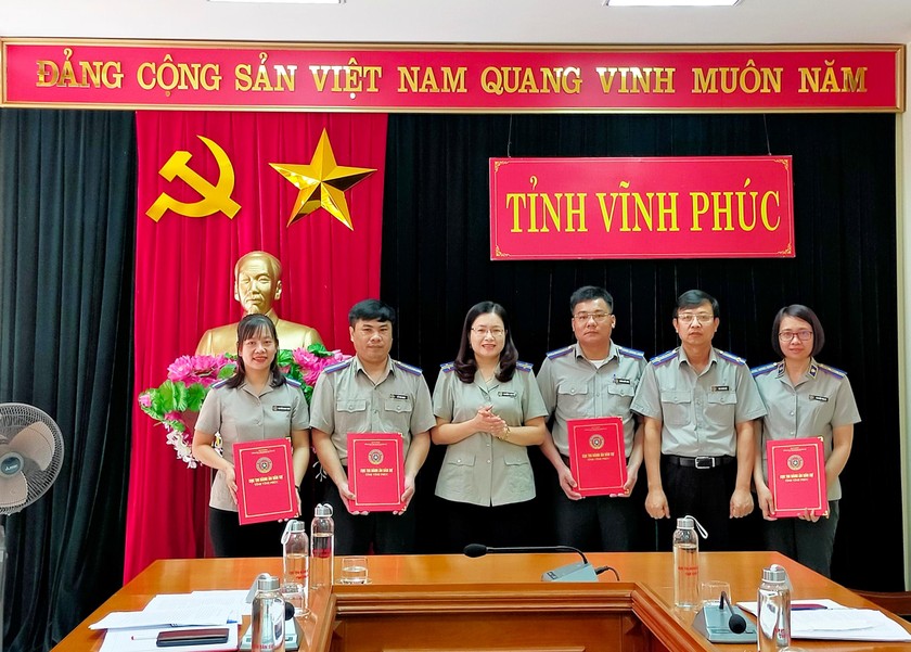 Cục THADS Vĩnh Phúc trao quyết định bổ nhiệm chấp hành viên trung cấp