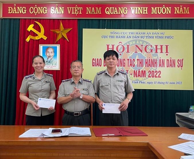 Chi cục THADS thành phố Vĩnh Yên khen thưởng Chấp hành viên