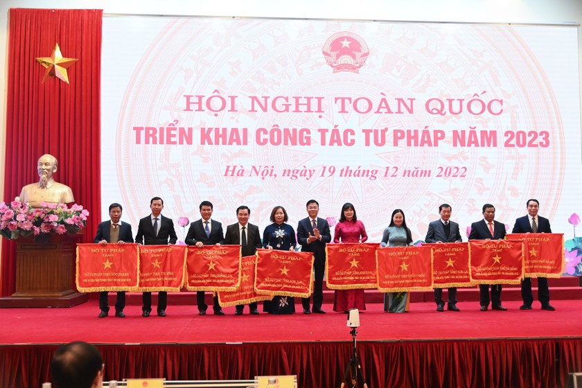 Bộ trưởng Bộ Tư pháp Lê Thành Long trao Cờ cho các Sở Tư pháp có thành tích trong công tác. Ảnh: Phương Mai