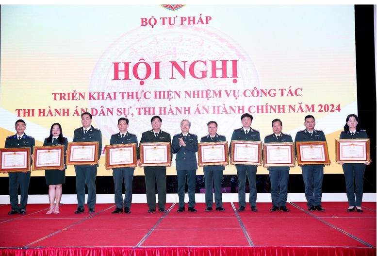 Thừa ủy quyền của Thủ tướng Chính phủ, Tổng Cục trưởng Nguyễn Quang Thái trao Bằng khen của Thủ tướng Chính phủ cho các tập thể, cá nhân có thành tích xuất sắc trong công tác - Ảnh: VGP/LS