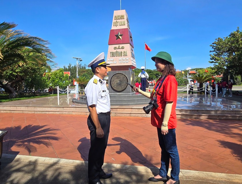 Phóng viên Báo Pháp luật Việt Nam trao đổi với Thượng tá Phạm Tiến Điệp, Chính trị viên đảo Trường Sa.