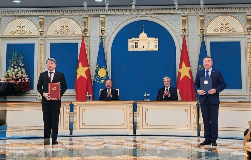 Bộ trưởng Tư pháp Việt Nam Nguyễn Hải Ninh và Bộ trưởng Tư pháp Kazakhstan Sarsembayev Yerlan trao đổi Chương trình hợp tác giữa hai Bộ giai đoạn 2025 – 2027.