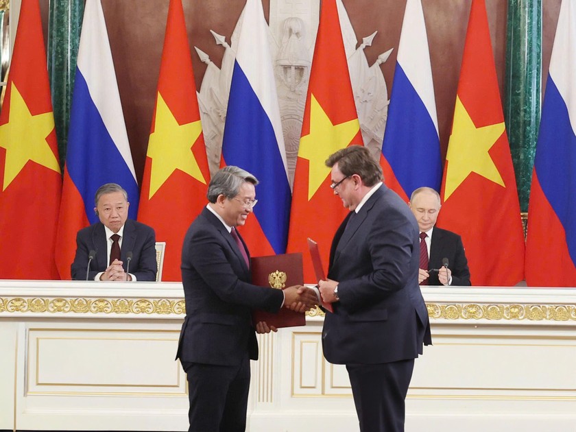 Bộ trưởng Tư pháp Việt Nam Nguyễn Hải Ninh và Bộ trưởng Tư pháp Liên bang Nga Konstantin Anatolyevich Chuychenko trao đổi Chương trình hợp tác tác giữa Bộ Tư pháp hai nước trước sự chứng kiến của Tổng Bí thư Tô Lâm và Tổng thống Putin.