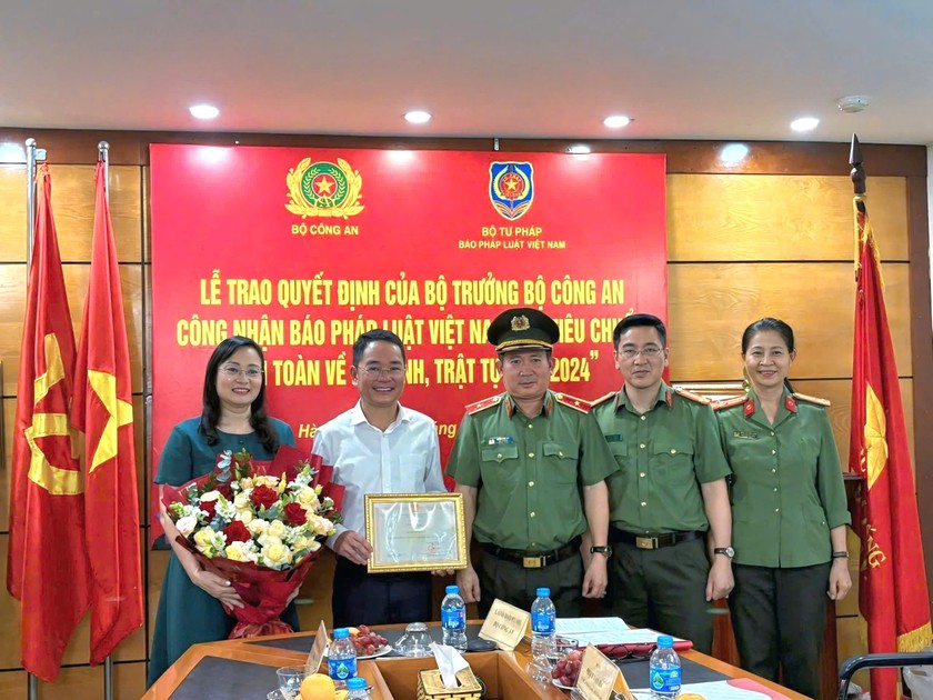 Thiếu tướng Đinh Văn Nơi, Cục trưởng Cục A03 trao Quyết định của Bộ trưởng Bộ Công an trao lãnh đạo Báo Pháp luật Việt Nam. (Ảnh: PV)