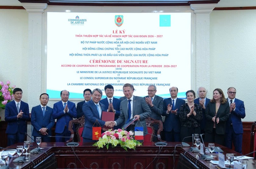 Bộ trưởng Tư pháp Việt Nam Nguyễn Hải Ninh và Chủ tịch Hội đồng Thừa phát lại và đấu giá viên quốc gia Pháp ký Kế hoạch hợp tác giai đoạn 2026-2027 giữa Bộ Tư pháp nước CHXHCN Việt Nam và Hội đồng Thừa phát lại và đấu giá viên quốc gia Pháp