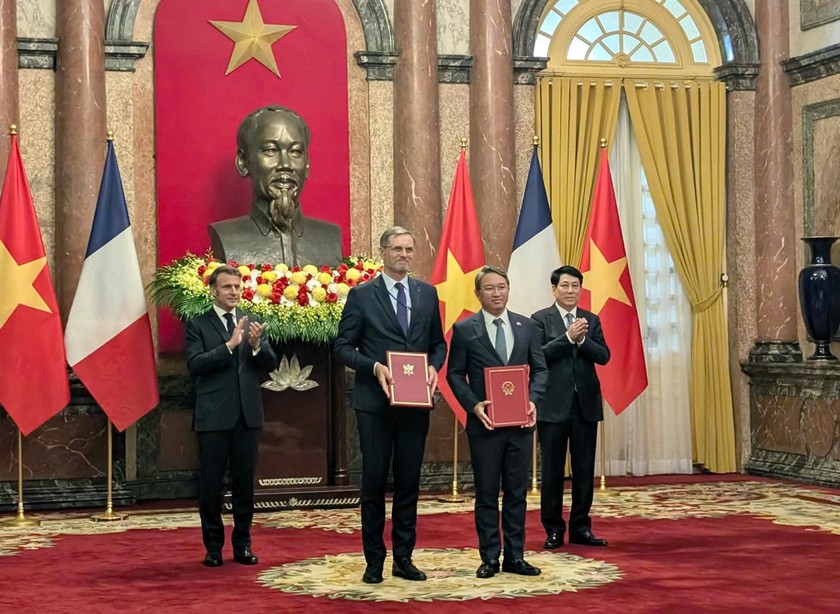 Dưới sự chứng kiến của Tổng thống Emmanuel Macron, Chủ tịch nước Lương Cường, Bộ trưởng Tư pháp Việt Nam Nguyễn Hải Ninh và Đại sứ đặc mệnh toàn quyền Cộng hòa Pháp tại Việt Nam Olivier Brocher trao Kế hoạch hợp tác các năm 2025-2026 giữa Bộ Tư pháp nước CHXHCN Việt Nam và Đại sứ quán Pháp tại Việt Nam