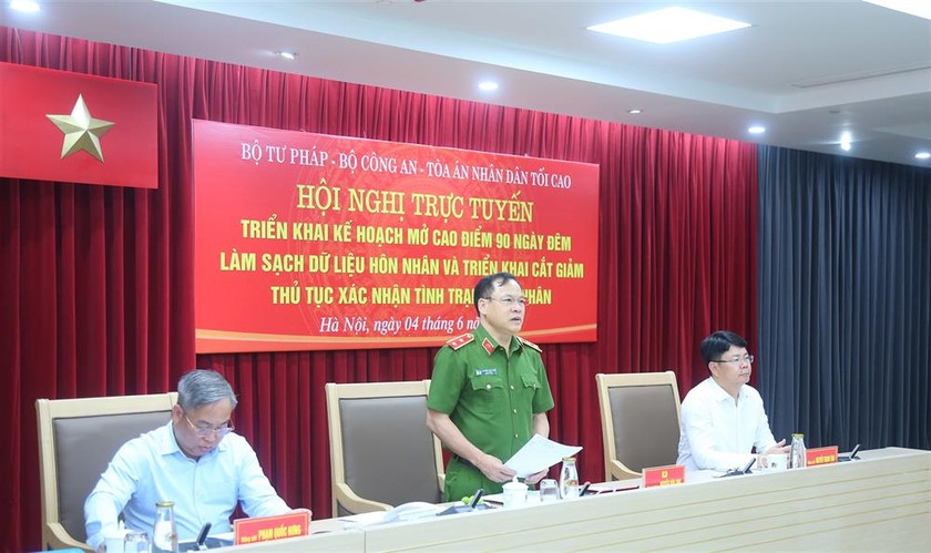 Trung tướng Nguyễn Văn Long, Thứ trưởng Bộ Công an, Tổ phó Thường trực Tổ công tác triển khai Đề án 06; cải cách thủ tục hành chính và chuyển đổi số gắn với Đề án 06 của Chính phủ; đồng chí Nguyễn Thanh Tịnh, Thứ trưởng Bộ Tư pháp; đồng chí Phạm Quốc Hưng, Phó Chánh án Toà án nhân dân tối cao đồng chủ trì Hội nghị. Ảnh: Bộ Công an.
