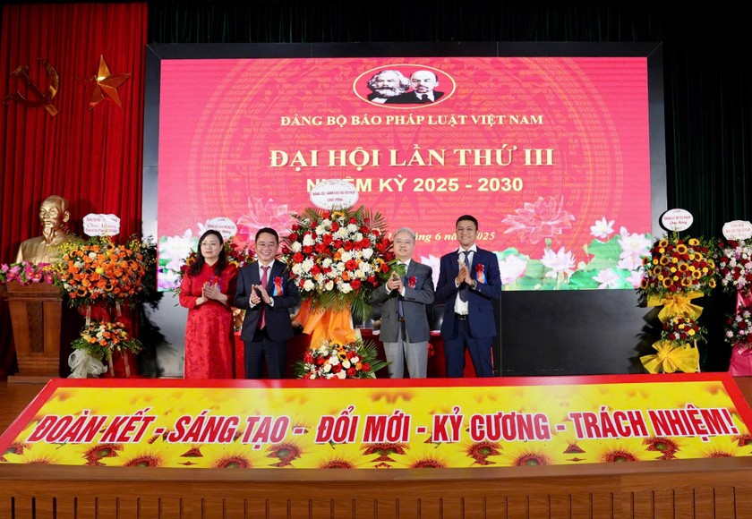 Phó Bí thư chuyên trách Đảng ủy Bộ Tư pháp Nguyễn Quang Thái tặng hoa chúc mừng Đại hội. (Ảnh: PV)