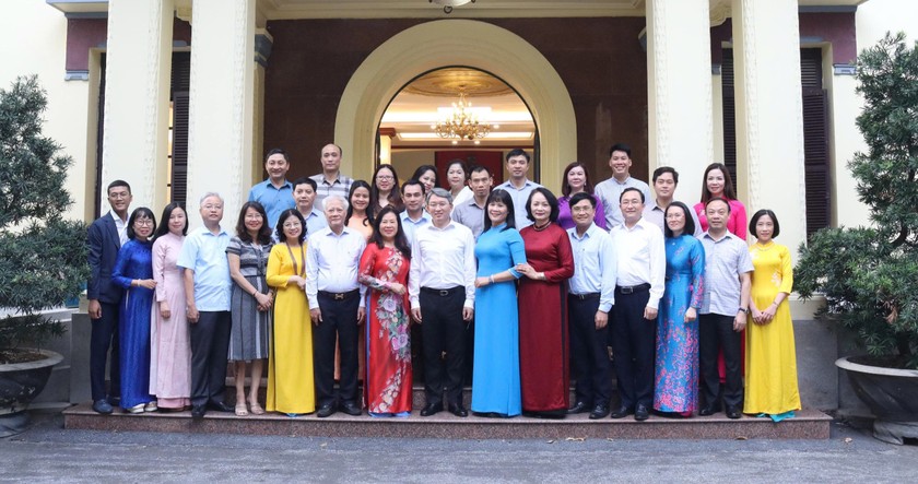 Bộ trưởng Nguyễn Hải Ninh chụp ảnh lưu niệm cùng đại diện Công đoàn Bộ Tư pháp, và các thành viên công đoàn. Ảnh: PV