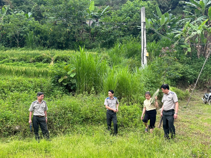 Chấp hành viên Chi cục THADS Na Hang, Tuyên Quang cưỡng chế giao quyền sử dụng đất trước thời điểm vận hành bộ máy mới. Ảnh Cục THADS Tuyên Quang