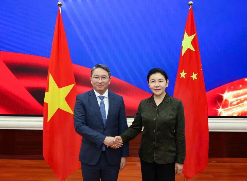 Bộ trưởng Bộ Tư pháp Trung Quốc Hạ Vinh và Bộ trưởng Bộ Tư pháp Việt Nam Nguyễn Hải Ninh