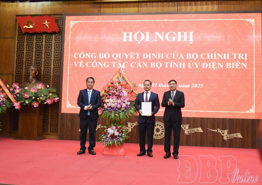 Phó Trưởng ban Tổ chức Trung ương Phan Thăng An, Bí thư Tỉnh ủy Điện Biên Trần Quốc Cường trao quyết định cho tân Phó Bí thư Tỉnh ủy Trần Tiến Dũng. Ảnh baodienbienphu.vn