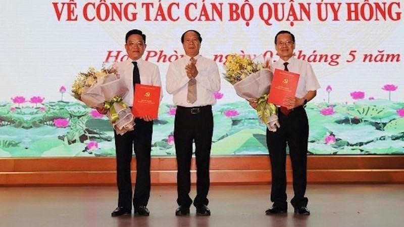 Bí thư Thành ủy, Chủ tịch HĐND TP Lê Văn Thành trao quyết định và tặng hoa chúc mừng các đồng chí Đoàn Văn Chương và Trần Quang Tuấn.
