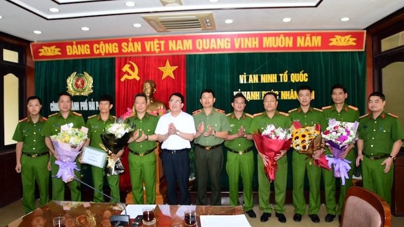 Phó Chủ tịch tặng hoa chúc mừng các đơn vị tham gia phá thành công chuyên án.