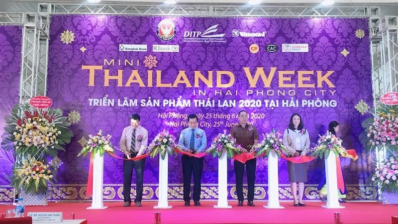 Các đại biểu cắt băng khai mạc Tuần lễ sản phẩm Thái Lan 2020