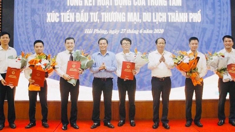 Lãnh đạo TP trao quyết định tiếp nhận, điều động, bổ nhiệm và tặng hoa chúc mừng các đồng chí nhận nhiệm vụ mới.