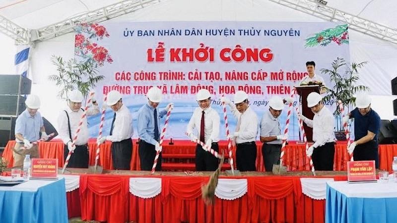 Lãnh đạo huyện Thủy Nguyên thực hiện nghi thức khởi công công trình nâng cấp, mở rộng tuyến đường liên xã