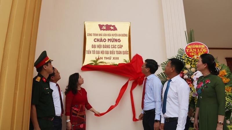 Lãnh đạo huyện An Dương kéo băng khánh thành Nhà văn hóa Trung tâm Huyện An Dương