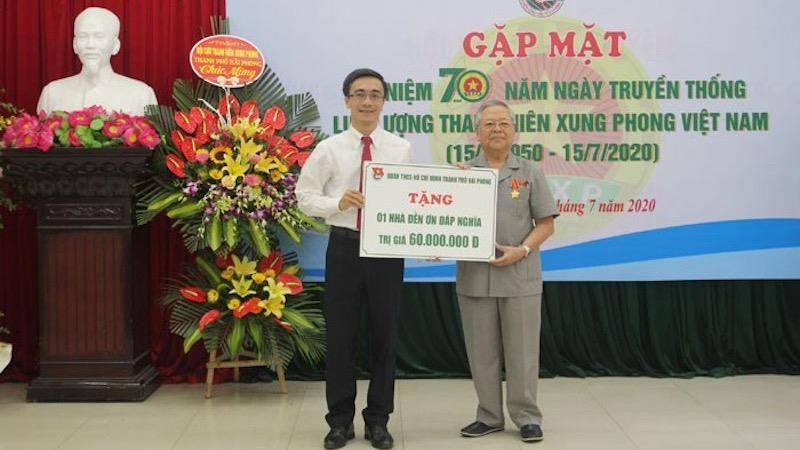 Bí thư Thành đoàn Hải Phòng Đào Phú Thùy Dương trao tặng 1 nhà đền ơn đáp nghĩa cho cựu Thanh niên xung phong có hoàn cảnh khó khăn