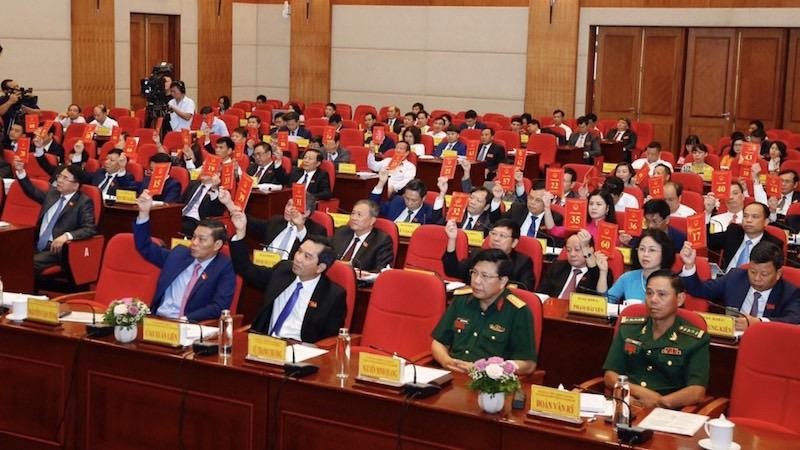 Các đại biểu biểu quyết thông qua các Nghị quyết tại kỳ họp