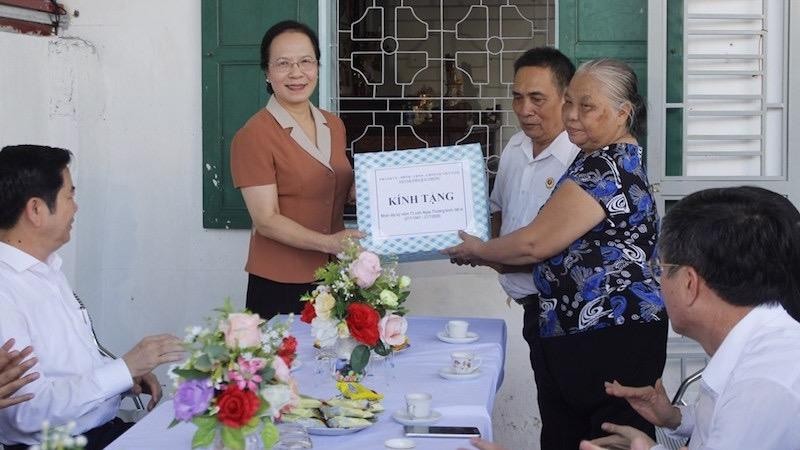 Phó Bí thư Thường trực Thành ủy, Trưởng đoàn Đại biểu Quốc hội Hải Phòng Nguyễn Thị Nghĩa thăm hỏi, tặng quà gia đình ông Nguyễn Văn Thọ