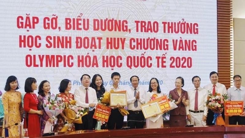 Lãnh đạo TP Hải Phòng khen thưởng thầy cô giáo Trường THPT chuyên Trần Phú và em Lý Hải Đăng