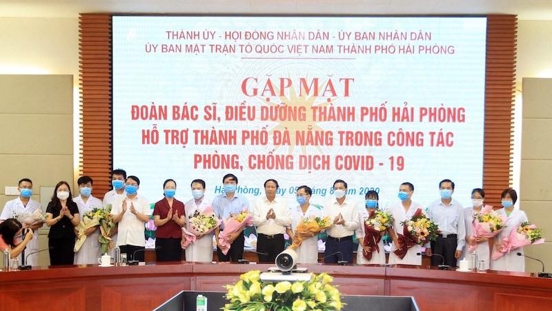 Lãnh đạo TP, đại diện Sở Y tế tặng hoa cho các bác sĩ trong đoàn công tác