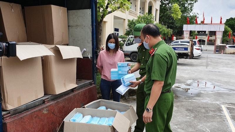 Lực lượng chức năng thu giữ 30 thùng khẩu trang không rõ nguồn gốc