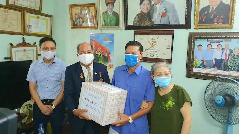 Chủ tịch UBND TP thăm tặng quà gia đình Anh hùng Lao động ông Vũ Hồng Út.