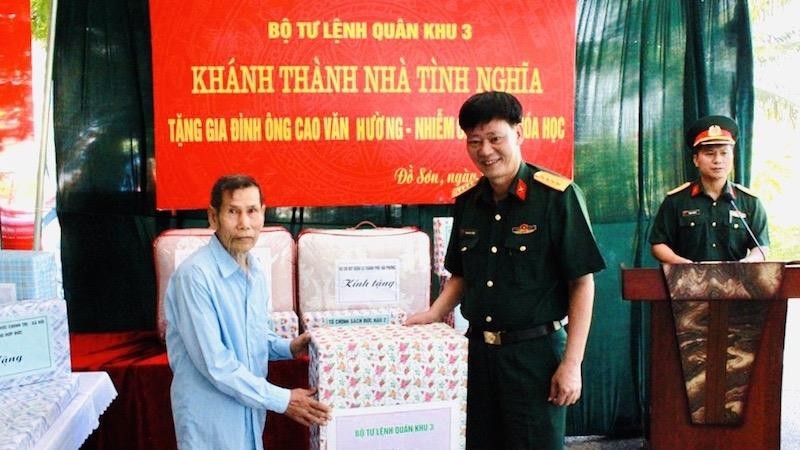 Bộ Tư lệnh Quân khu 3 bàn giao nhà tình nghĩa, tặng quà cho ông Cao Văn Hường.