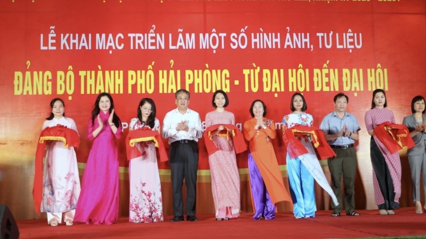 Các đại biểu cắt băng khai mạc triển lãm