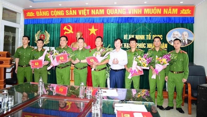 Đại tá Lê Nguyên Trường, Phó Giám đốc Công an TP trao thưởng lực lượng phá án.