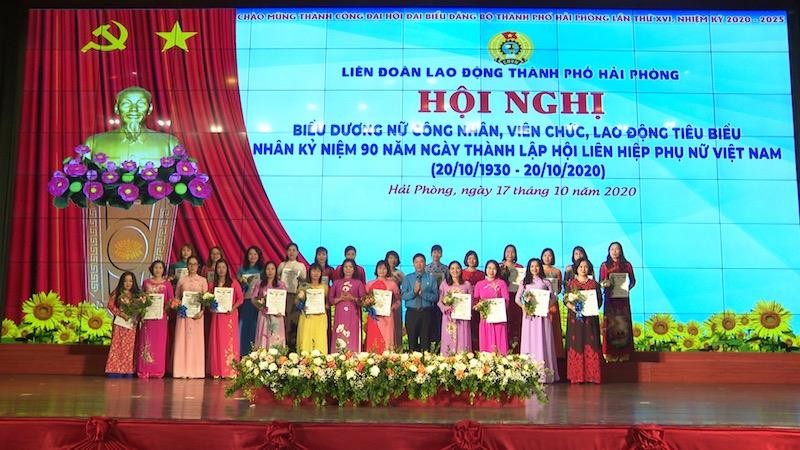 Ban chấp hành Liên đoàn Lao động TP tặng Giấy chứng nhận cho các nữ công nhân viên chức lao động tiêu biểu.