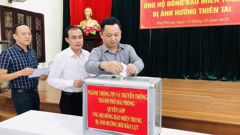 Cán bộ ngành Thông tin và Truyền thông tham gia quyên góp ủng hộ.