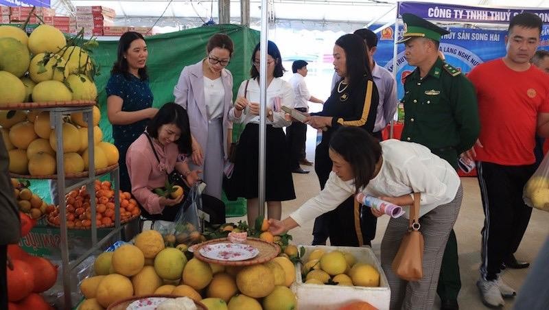 Phiên chợ nằm trong chuỗi hoạt động chung tay hướng về biển đảo