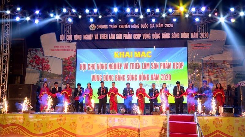 Các đại biểu cắt băng khai mạc hội chợ.