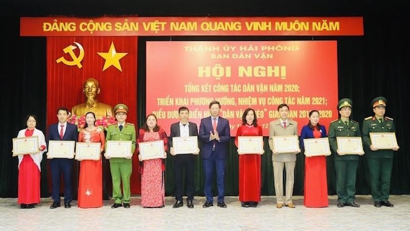 Phó Chủ tịch Thường trực UBND TP Lê Anh Quân trao bằng khen tặng các tập thể, cá nhân có thành tích trong công tác dân vận.