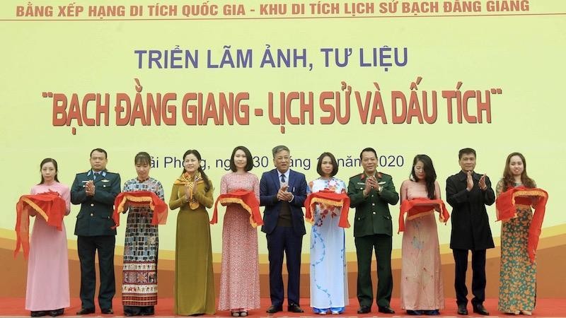 Các đại biểu cắt băng khánh thành triển lãm 