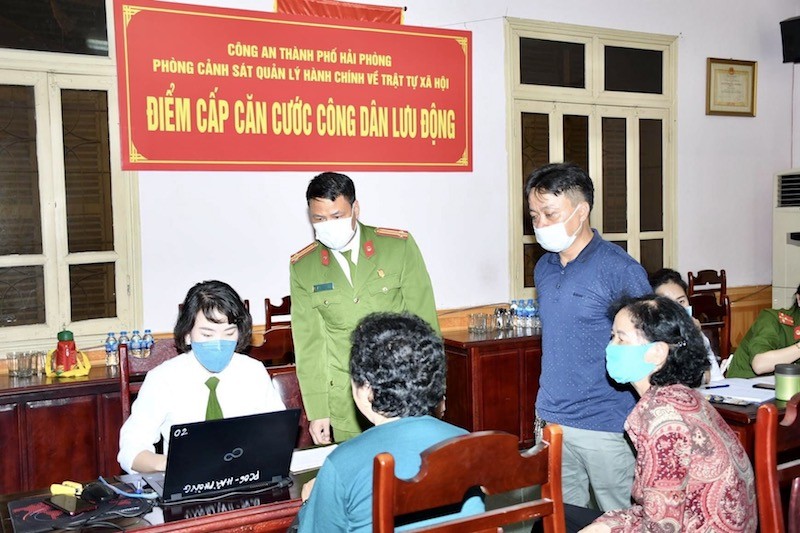 Công an TP Hải Phòng thực hiện các thủ tục cấp CCCD cho công dân trên địa bàn.