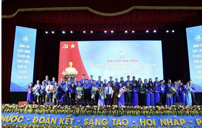 Các ủy viên Ủy ban Hội LHTN tỉnh nhiệm kỳ 2024 - 2029 ra mắt tại Đại hội.