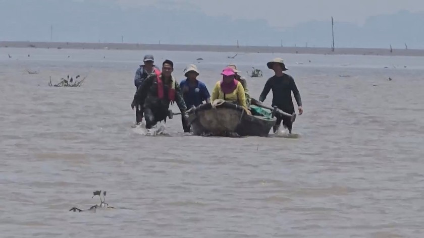 Đồn Biên phòng Đoàn Xá nhanh chóng tiếp cận, đưa nạn nhân vào bờ. 