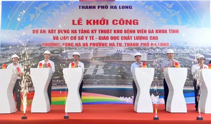 Các đại biểu thực hiện nghi lễ khởi công Dự án Xây dựng hạ tầng kỹ thuật khu Bệnh viện đa khoa tỉnh và các cơ sở y tế, giáo dục chất lượng cao tại khu vực Nam Cầu Trắng.