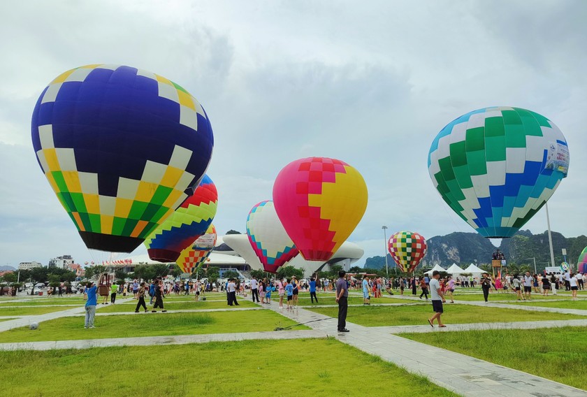 Lễ hội Khinh khí cầu bên bờ di sản vịnh Hạ Long 'hút khách' 