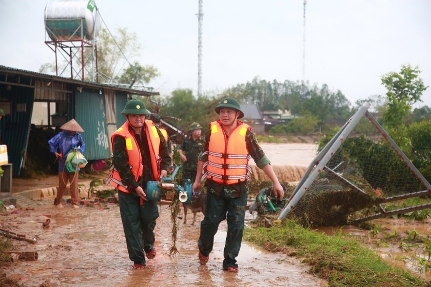 Hàng trăm CBCS tham gia ứng cứu sự cố tràn đập Hà Thanh (huyện Tiên Yên)