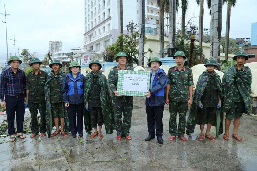 Đoàn tới thăm, tặng quà và động viên cán bộ chiến sĩ Trung đoàn 43. 